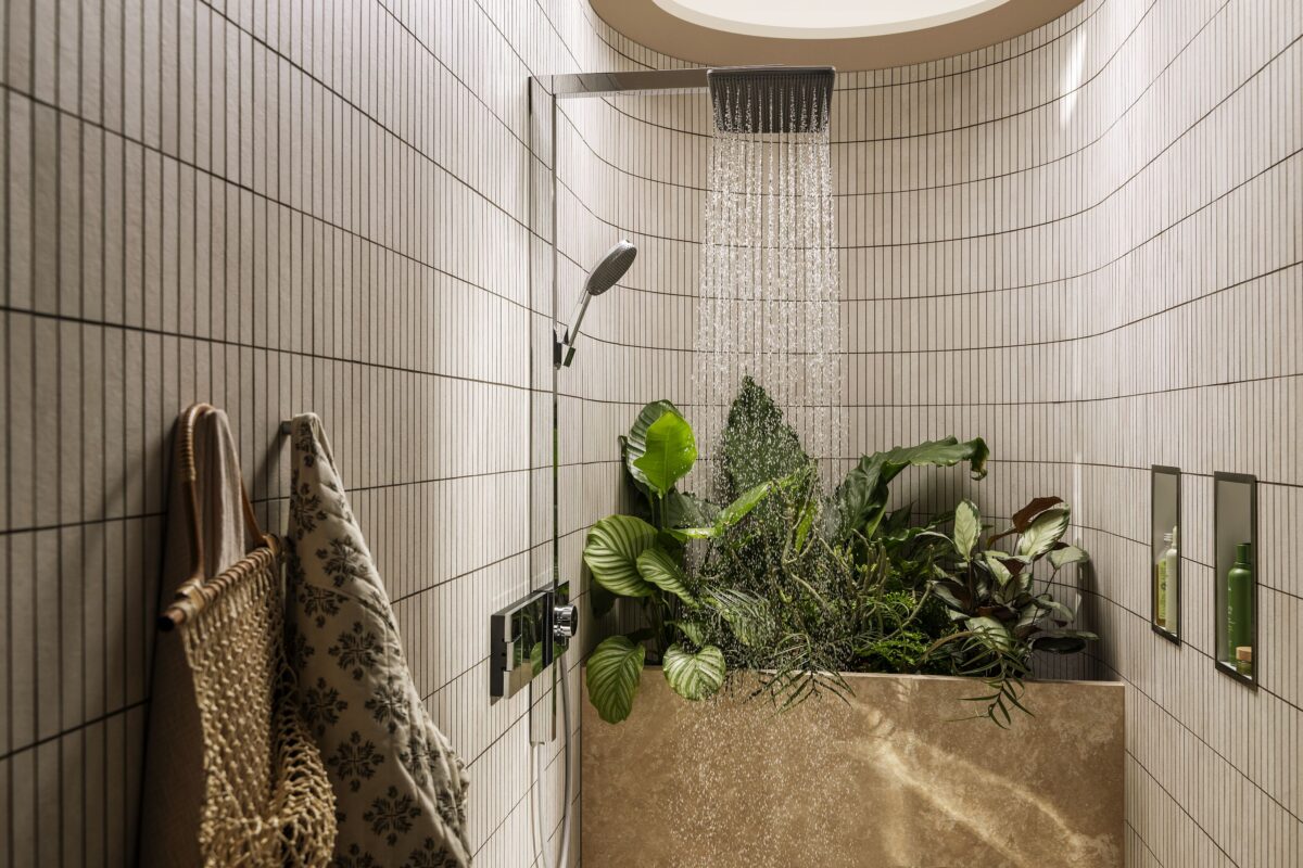 #23368_hansgrohe Raindance Alive a Visual Highlight Thanks to the Extremely Flat Surface-mounted Thermostat and the Design Surface Above the Spray Disc